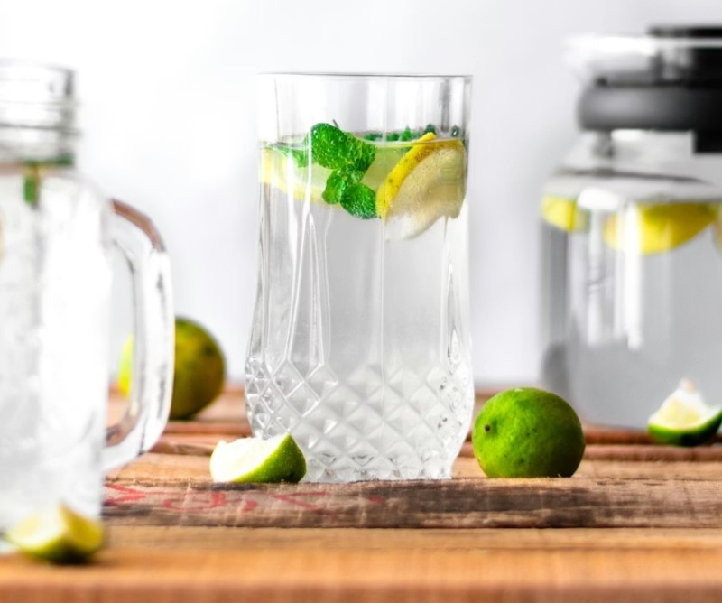 Утренняя вода: как выбрать и почему это важно?