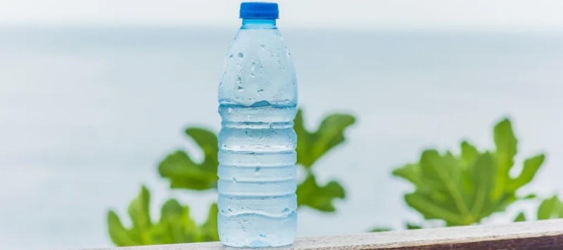 Почему у питьевой воды есть срок годности: простыми словами