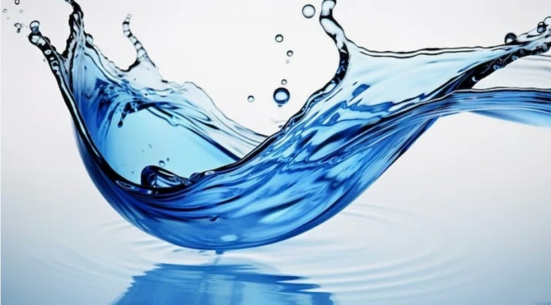 Бутылка воды: чем она может быть опасна, если оставить её открытой